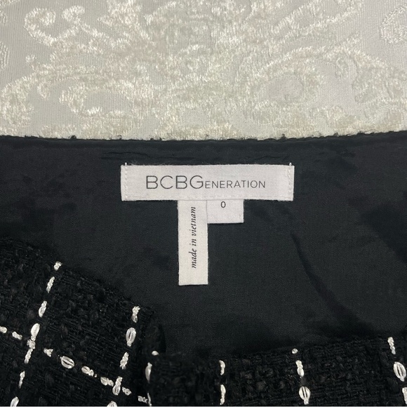 BCBGeneration Side Pleat Grid Tweed Mini Skirt Black & White Plaid Size 0 - Picture 4 of 7